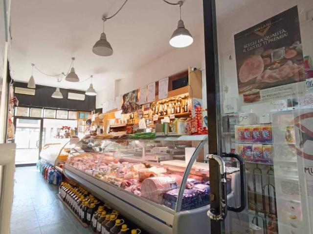 Locale Commerciale in vendita a Puglia, Lecce