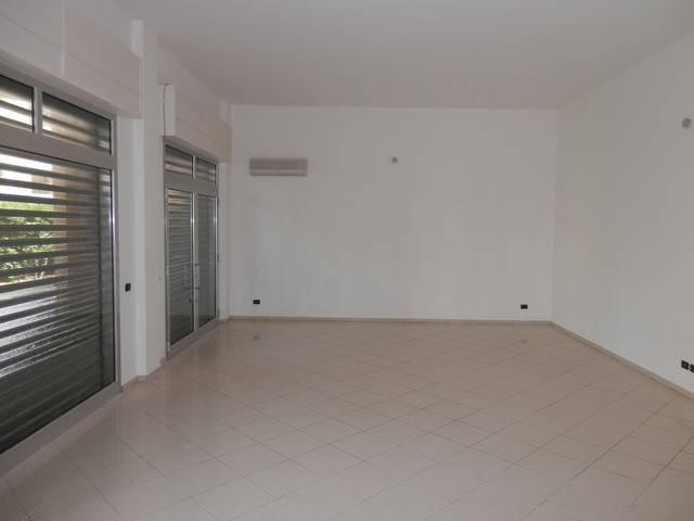 Locale Commerciale in vendita a Puglia, Lecce