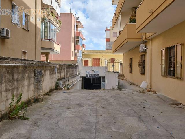 Locale Commerciale in vendita a Puglia, Lecce