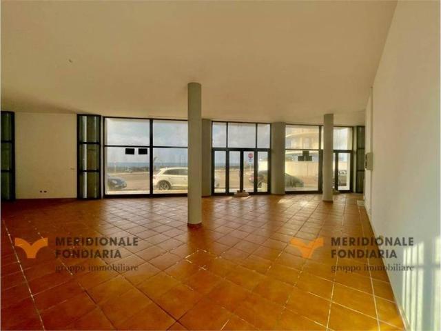 Locale Commerciale in vendita a Puglia, Lecce