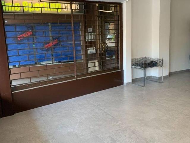 Locale Commerciale in vendita a Garbagnate Milanese, Lombardia