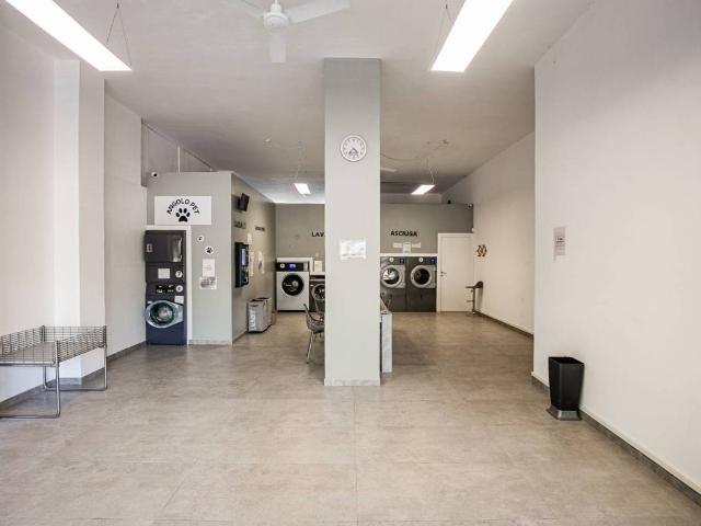 Locale Commerciale in vendita a Garbagnate Milanese, Lombardia