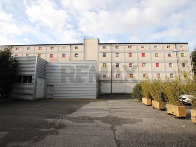 Locale Commerciale in vendita a Garbagnate Milanese, Lombardia