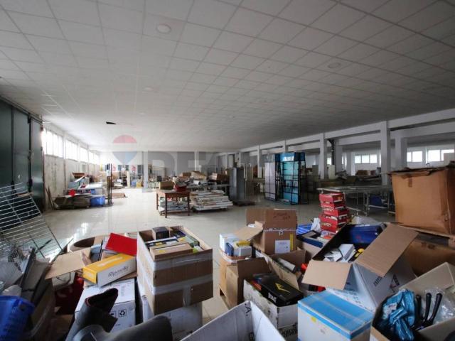 Locale Commerciale in vendita a Garbagnate Milanese, Lombardia