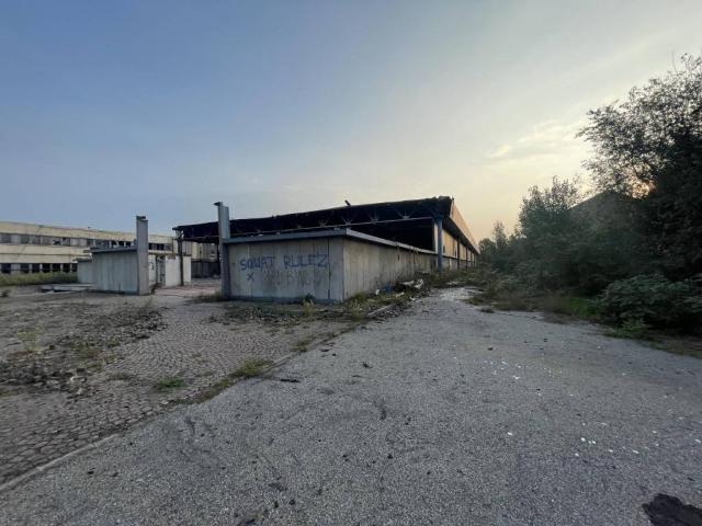 Locale Commerciale in vendita a Garbagnate Milanese, Lombardia