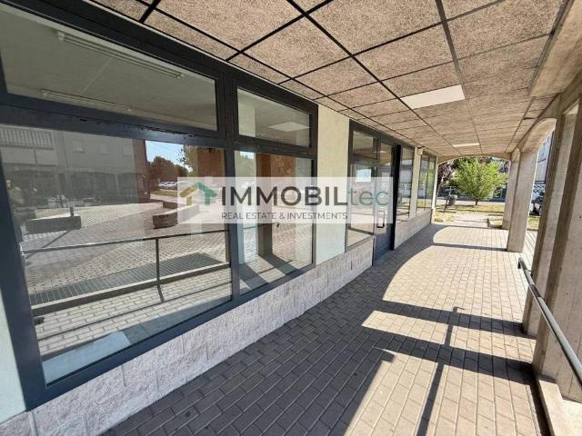 Locale Commerciale in vendita a Bariana, Garbagnate Milanese