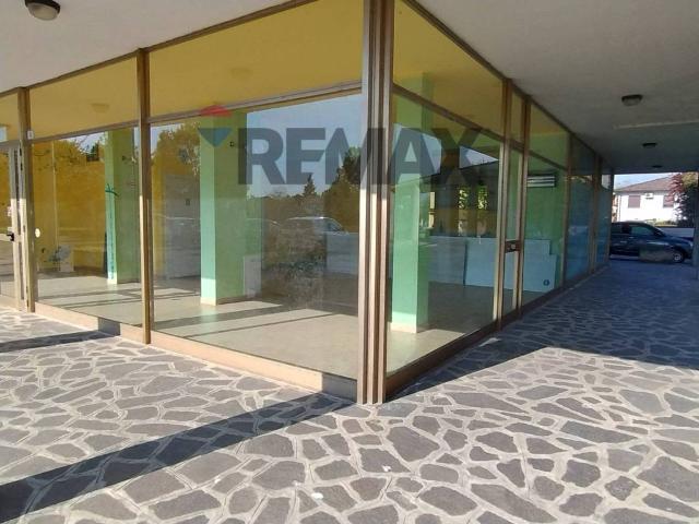 Locale Commerciale in vendita a Val d’Enza, Re