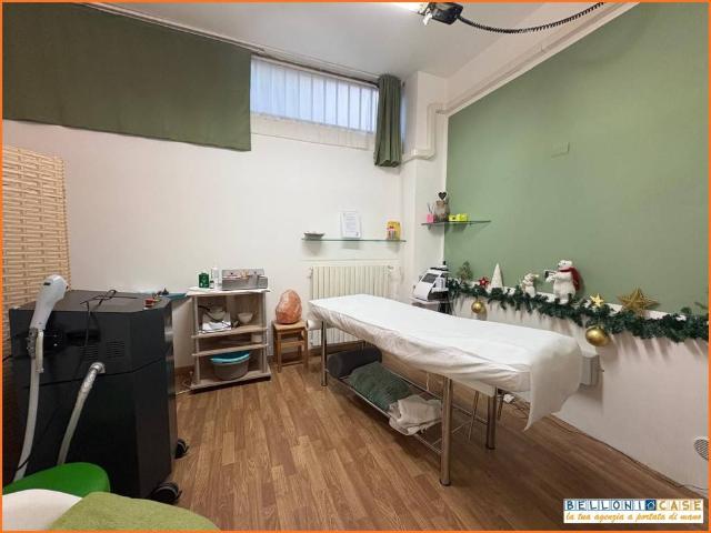 Locale Commerciale in vendita a Gazzada Schianno, Gazzada