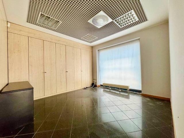 Locale Commerciale in vendita a Gazzada Schianno, Schianno