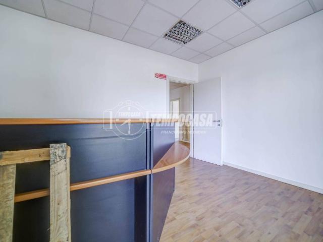 Locale Commerciale in vendita a Gazzada, Gazzada Schianno