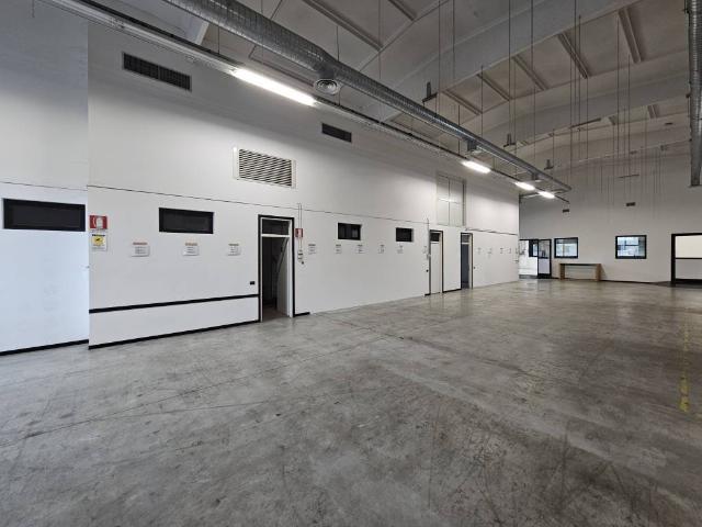 Locale Commerciale in vendita a Gazzada, Gazzada Schianno