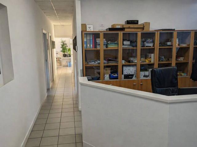 Locale Commerciale in vendita a Gazzada, Gazzada Schianno