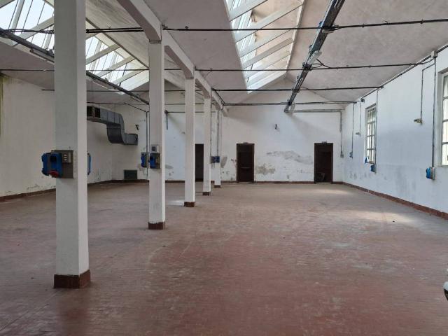 Locale Commerciale in vendita a Gazzada, Gazzada Schianno