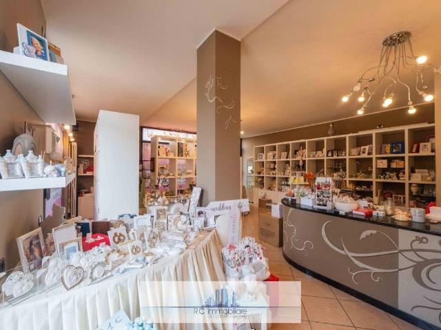 Locale Commerciale in vendita a Orezzo, Gazzaniga