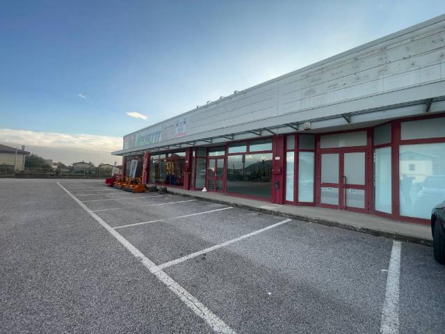Locale Commerciale in vendita a Gemona Del Friuli, Friuli-Venezia Giulia