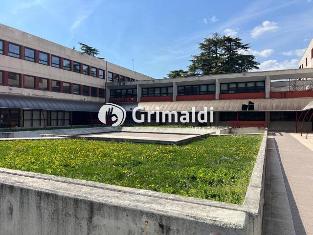 Locale Commerciale in vendita a Gemona Del Friuli, Friuli-Venezia Giulia