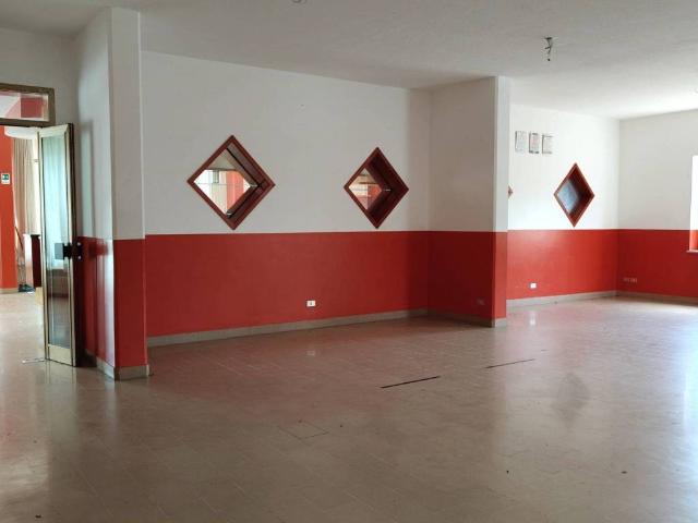 Locale Commerciale in vendita a Gemona Del Friuli, Friuli-Venezia Giulia