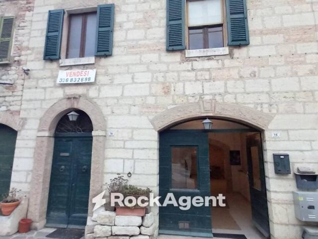 Locale Commerciale in vendita a Marche, Ancona
