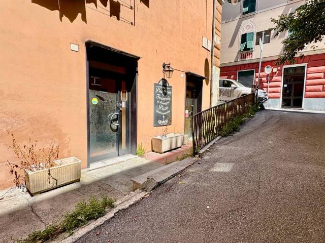 Locale Commerciale in vendita a Centro Est, Serra Riccò