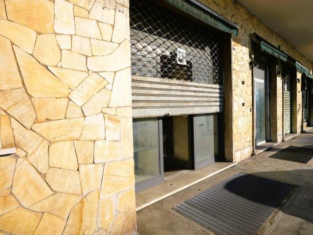 Locale Commerciale in vendita a Ponente, Serra Riccò