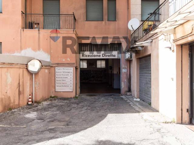 Locale Commerciale in vendita a Medio Levante, Serra Riccò