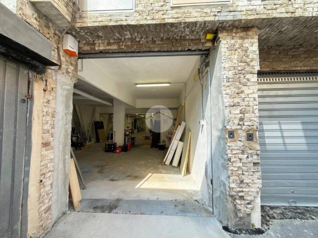 Locale Commerciale in vendita a Ponente, Serra Riccò