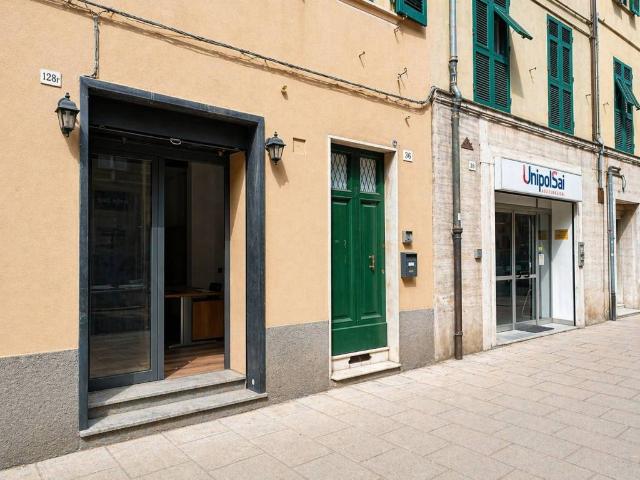 Locale Commerciale in vendita a Val Polcevera, Serra Riccò
