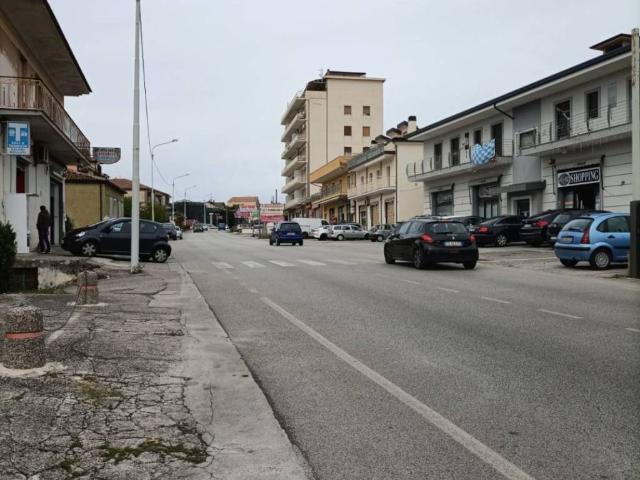 Locale Commerciale in vendita a Medio Levante, Serra Riccò