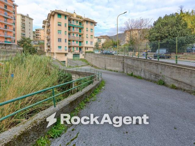 Locale Commerciale in vendita a Ponente, Serra Riccò