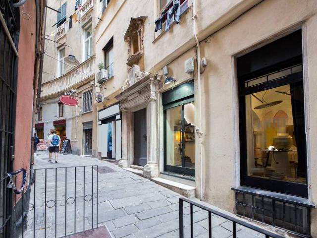 Locale Commerciale in vendita a Maddalena, Genova