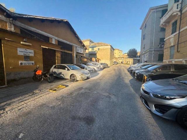 Locale Commerciale in vendita a Medio Ponente, Serra Riccò