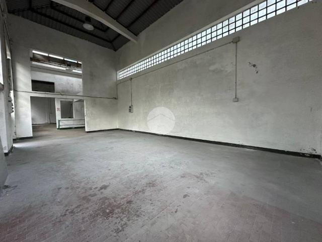 Locale Commerciale in vendita a Ponente, Serra Riccò