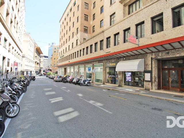 Locale Commerciale in vendita a Centro Est, Serra Riccò
