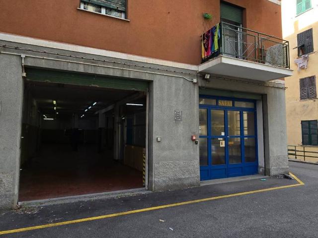 Locale Commerciale in vendita a Marassi, Genova