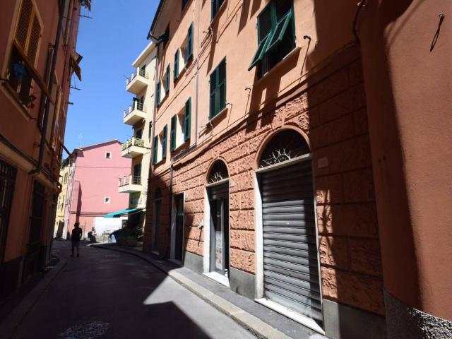 Locale Commerciale in vendita a Ponente, Serra Riccò