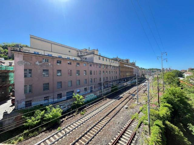 Locale Commerciale in vendita a Val Polcevera, Serra Riccò
