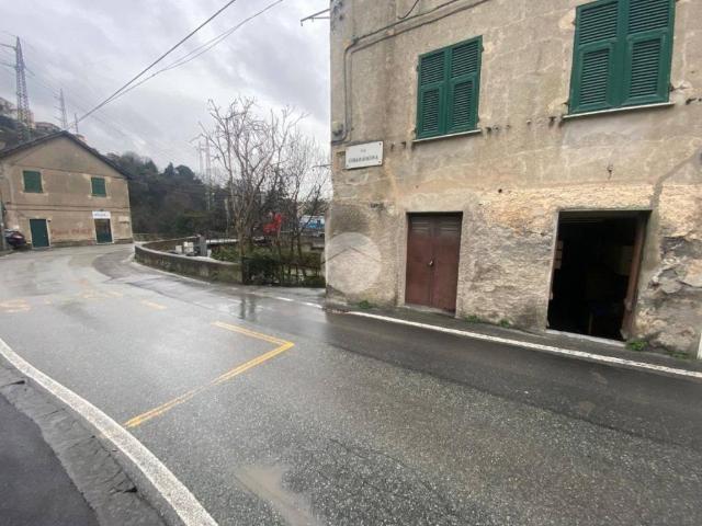 Locale Commerciale in vendita a Medio Ponente, Serra Riccò