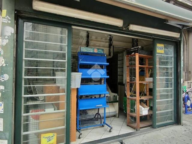 Locale Commerciale in vendita a Centro Est, Serra Riccò