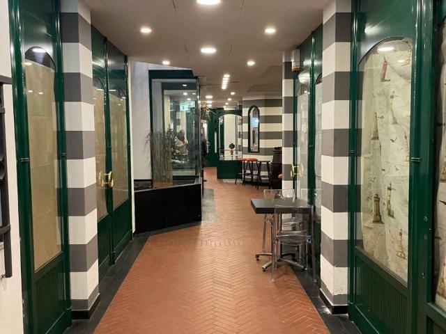Locale Commerciale in vendita a Centro Est, Serra Riccò