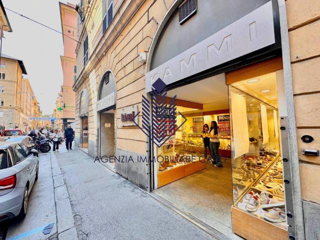 Locale Commerciale in vendita a Centro Est, Serra Riccò