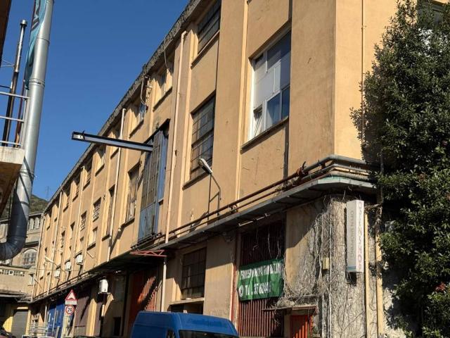 Locale Commerciale in vendita a Medio Ponente, Serra Riccò
