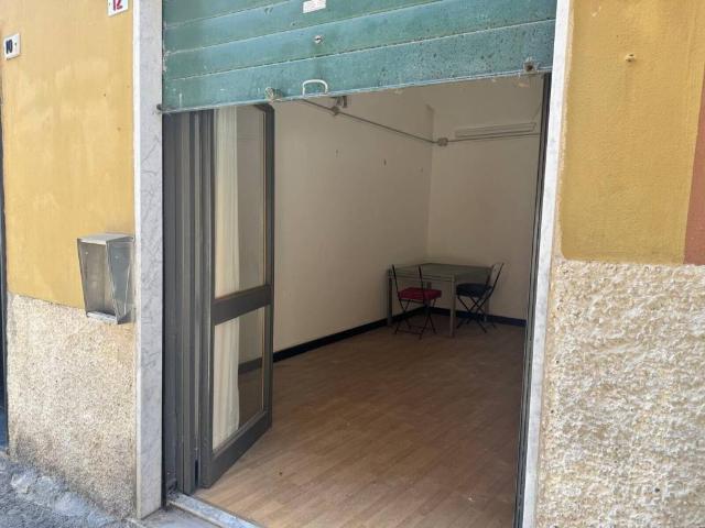 Locale Commerciale in vendita a Medio Levante, Serra Riccò