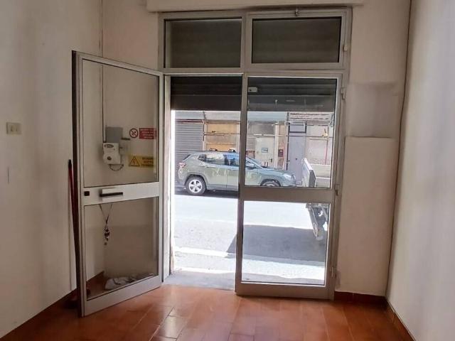 Locale Commerciale in vendita a Centro Ovest, Serra Riccò
