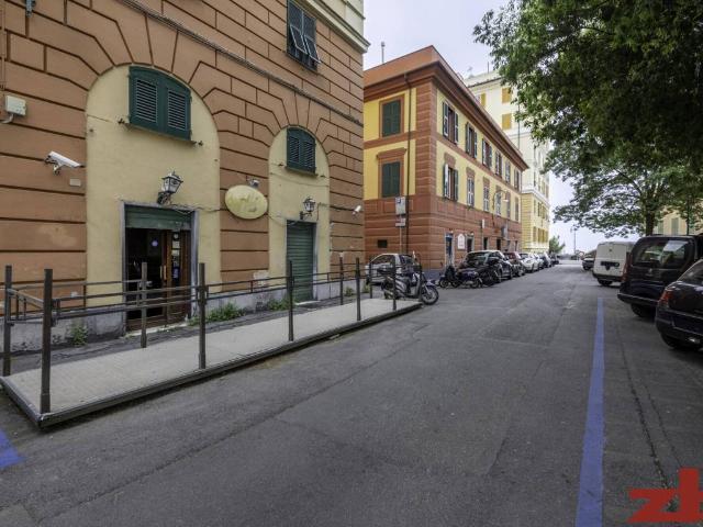 Locale Commerciale in vendita a Centro Est, Serra Riccò