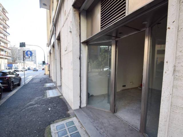 Locale Commerciale in vendita a Ponente, Serra Riccò