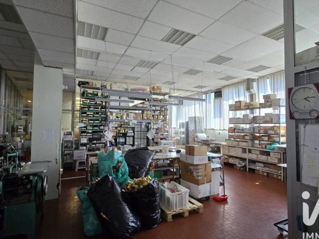 Locale Commerciale in vendita a Medio Ponente, Serra Riccò