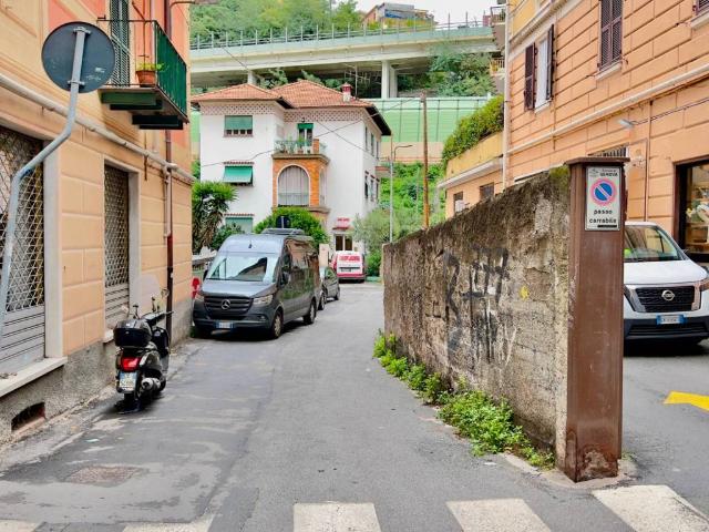 Locale Commerciale in vendita a Val Polcevera, Serra Riccò