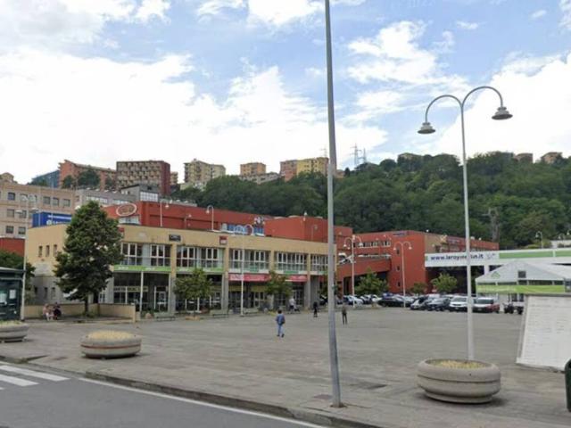 Locale Commerciale in vendita a Medio Ponente, Serra Riccò