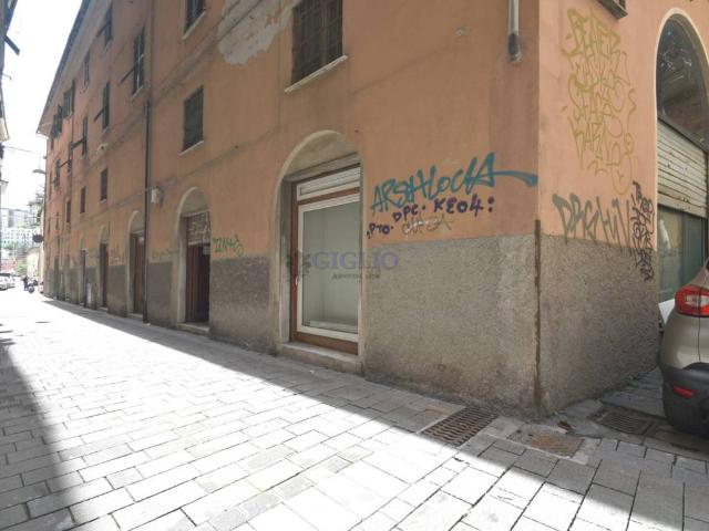 Locale Commerciale in vendita a Centro Ovest, Serra Riccò