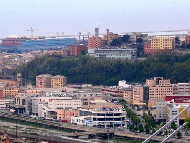 Locale Commerciale in vendita a Medio Ponente, Serra Riccò